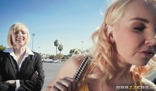 Блондинка на каблуках покупала тачку в автосалоне - лесби порно