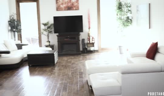 Начало сожительства - молодая девушка стесняется сосать