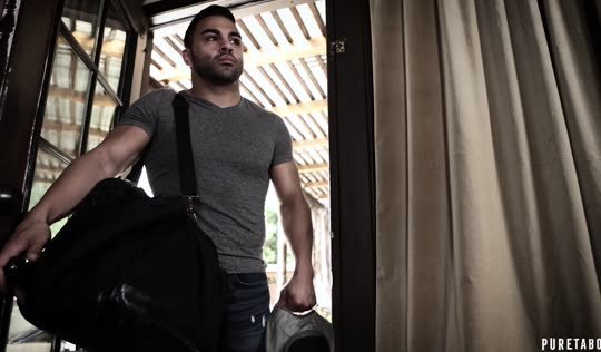 Новый отчим был накачан и доча захотела иметь с ним секс