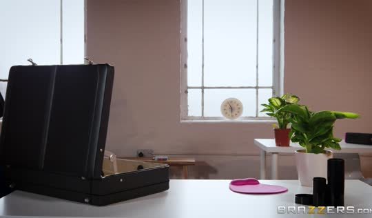 Озабоченная сотрудница мечтает сосать член нового босса