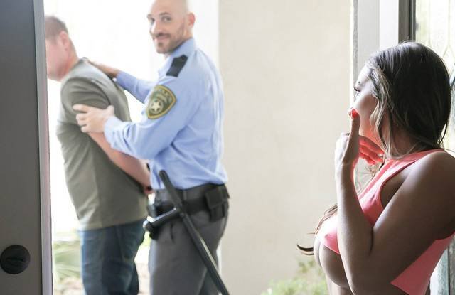 Коп-джентльмен трахнул жену потерпевшего на его глазах