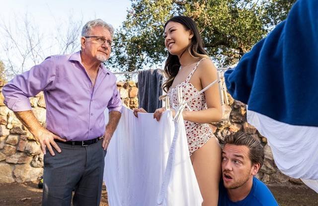 Поймал азиаточку в прачечной и оттрахал на полу в киску