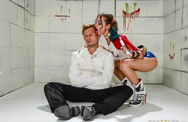 Мокрая брюнетка устраивает жаркий БДСМ со связанным футболистом