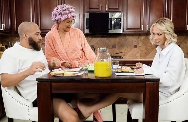 Сексапильная сестрица в трусиках насасывает брату под столом