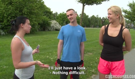 Улыбчивую блондинку отымели прямо во время катания на роликах