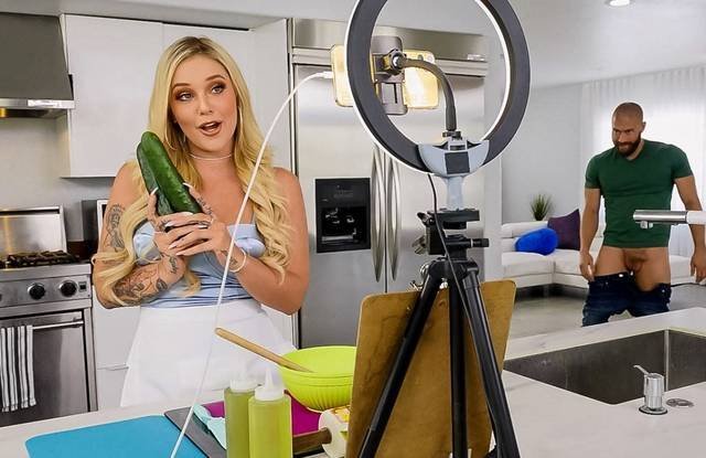 Сын не удержался от большой жопы матери и славно трахнул её