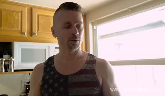 Отмороженный отчим склоняет Ванессу к групповому сексу