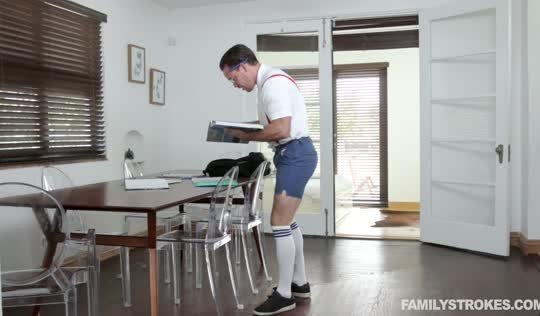 Бесстыжая чика делает из ботаника годного мачо