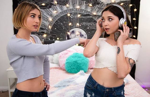 Мужик вылизал пизду сестры и потом кончил ей на лицо