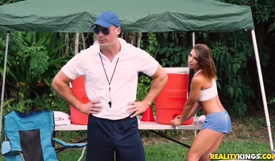 Футболистка докопалась до тренера - секс на газоне