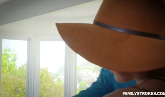 Отчим милую дочурку трахает и воспитывает