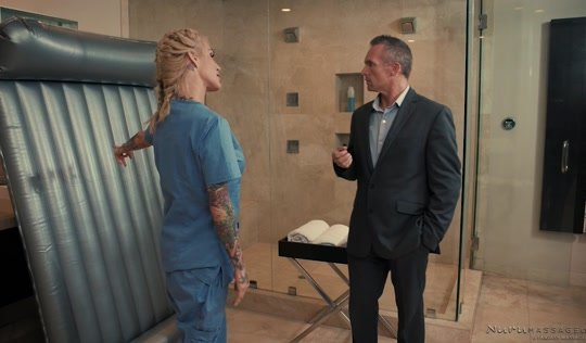 Крутой и богатый мужик пришел на массаж и трахнул там блондинку