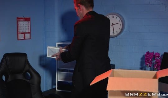 При увольнении манагер лизал вагину шикарной бухгалтерше