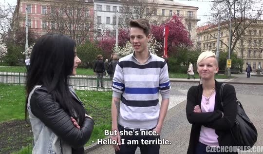 Парень трахает темноволосую подругу во все сладкие дырочки