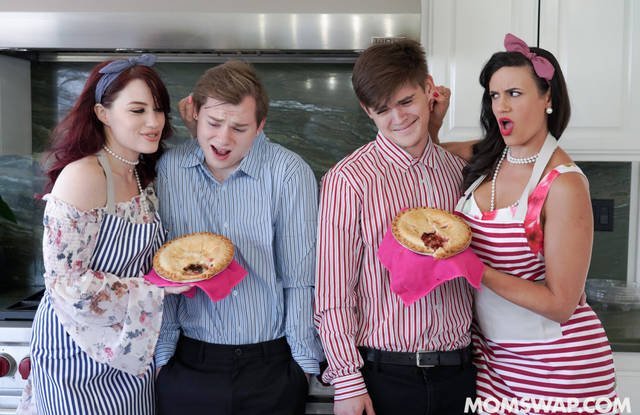 Грудастые зрелые сучки ублажают своих сыновей влажными кисками