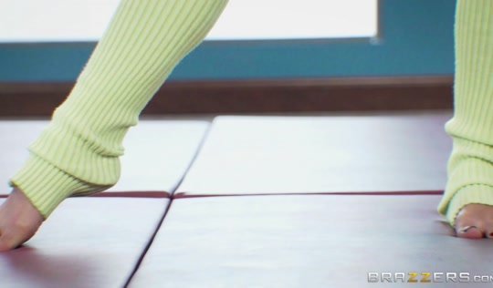 Телевизионный фитнес с горячими красотками - порно версия