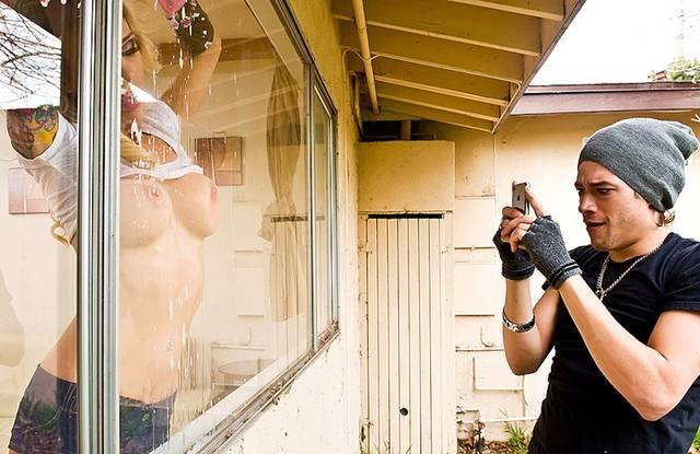 Дама мыла раму, молоденький сосед чистил её пилотку