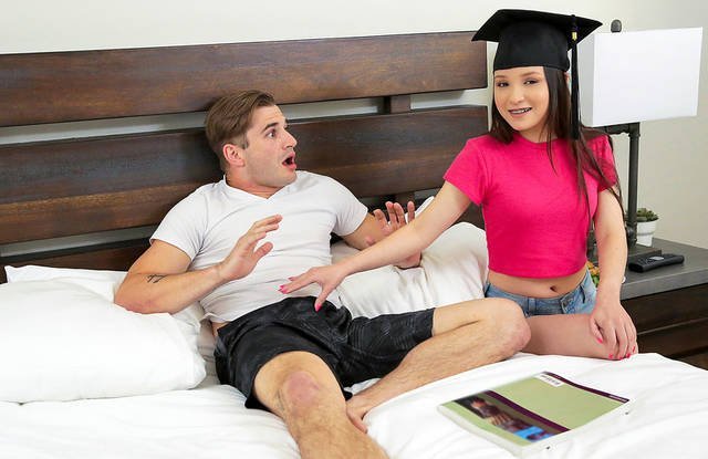 Выпускница колледжа празднует прыжками на елде братца