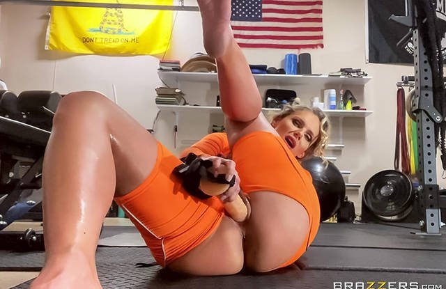 Сочная блондинка наслаждается страстными потрахушками на диване