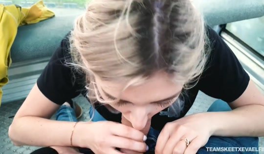 Худая студентка публично на улице натягивает ротик на член парня