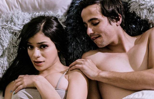 Телочка трахается со своим братом и потом бурно кончает на его члене