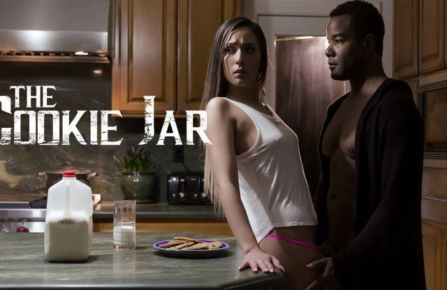 Молодая стройная телочка трахается с черным парнем и получает кайф