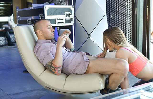 Потаскушка сосет большой и толстый елдак у своего брата