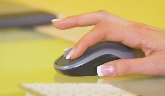 У сотрудницы завис комп и сисадмин поможет - порно хит