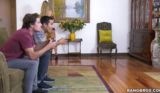 Искупала, подрочила и трахнула - секс с мамкой однокурсника