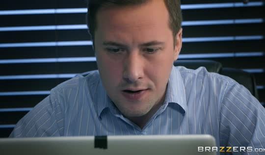 Жаркий денёк - манагер трахнул начальницу и её дочу