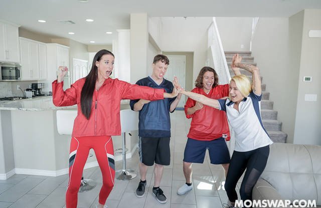 Сексуальная дива позвонила подруге с сыном и устроила групповуху