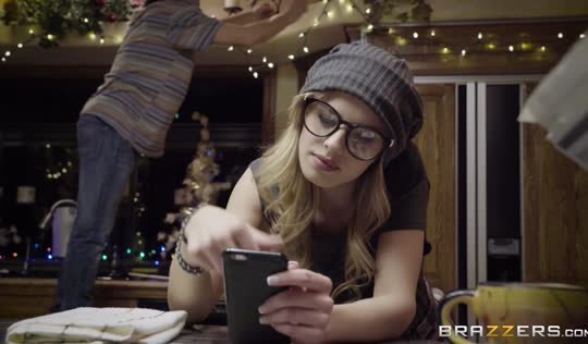 Отличница Лена лизала соседке на новогодних каникулах