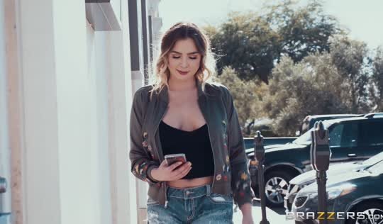 Продавец и красивая покупательница - порно в примерочной