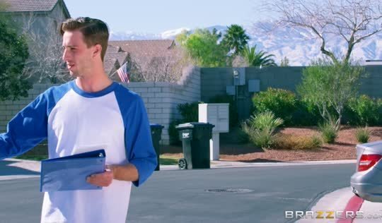 Злая Королева реализует анальные фантазии с обычным студентом