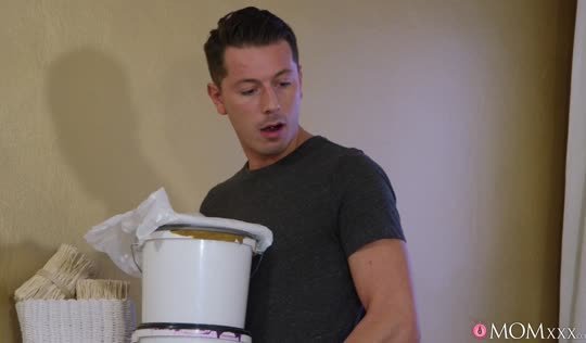 Чем свежее любовник, тем быстрее милфа кончает